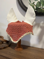 Découvrez le Bonnet Cheval Victoria Bicolore, confectionné à la main en coton avec oreilles élastiques. Personnalisable, élégant et fabriqué sur commande.
